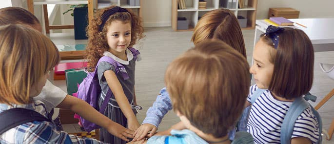 Children presenting social skills in a classroom 