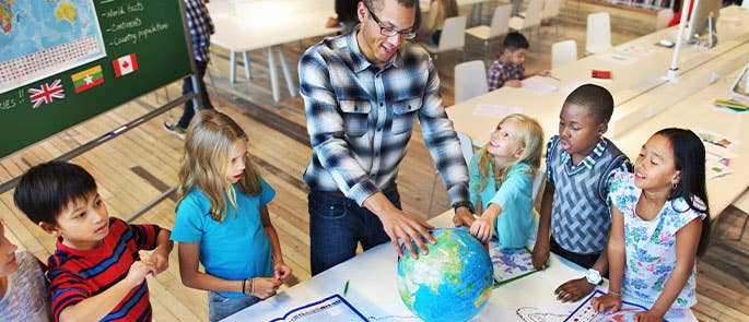 Teacher in classroom using the problem solving method